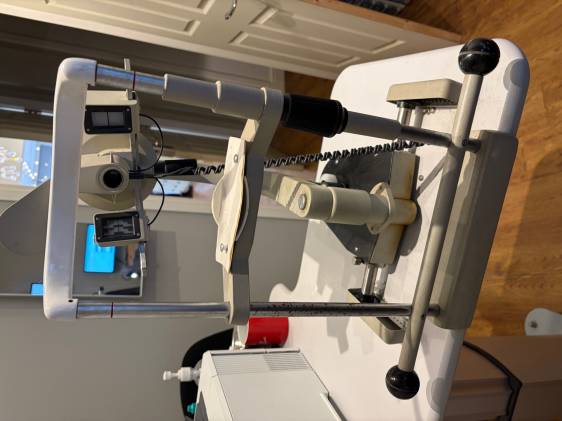 Manual Javal-SchiÃ¶tz keratometer.