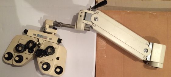 Manual phoropter with arm