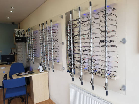 Frame display panels with lockable bars 