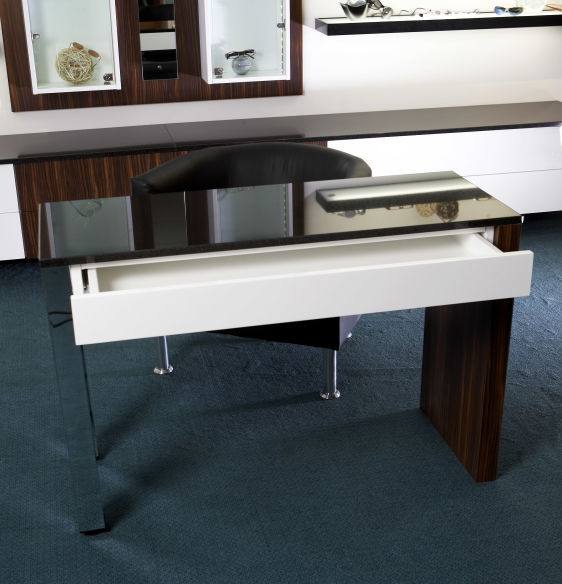 Dispensing table