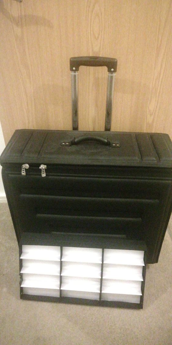 Frame display suitcase