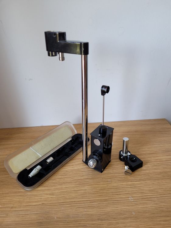 Applanation tonometer