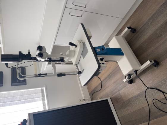 Slit lamp on motorised table