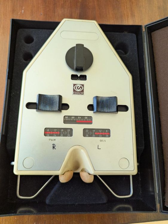 Essilor pupillometer